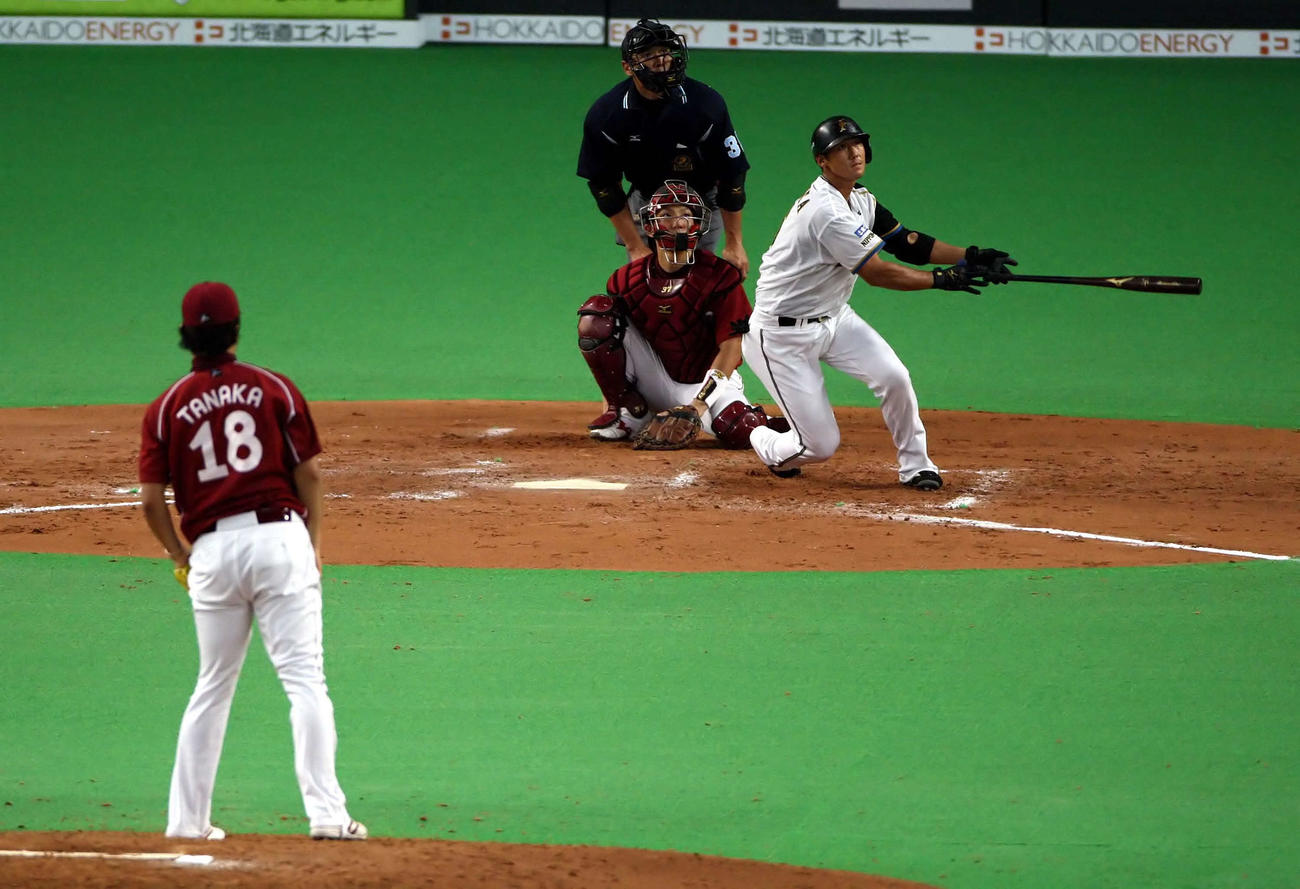10年8月、楽天田中から本塁打を放った日本ハム中田