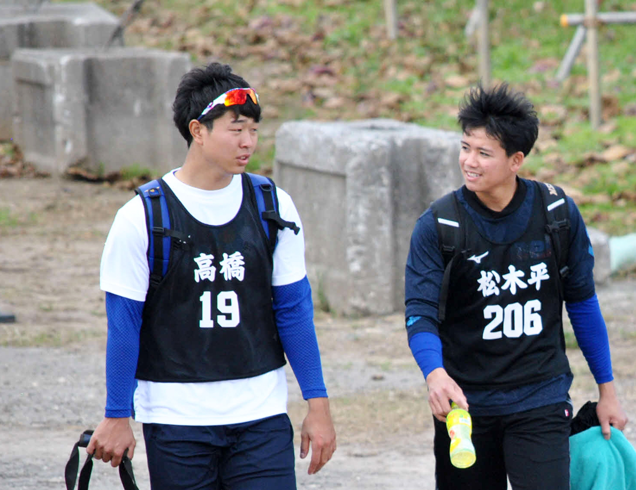 サブグランドでの練習を終えロッカーに向かう中日高橋宏（左）と松木平（撮影・伊東大介）