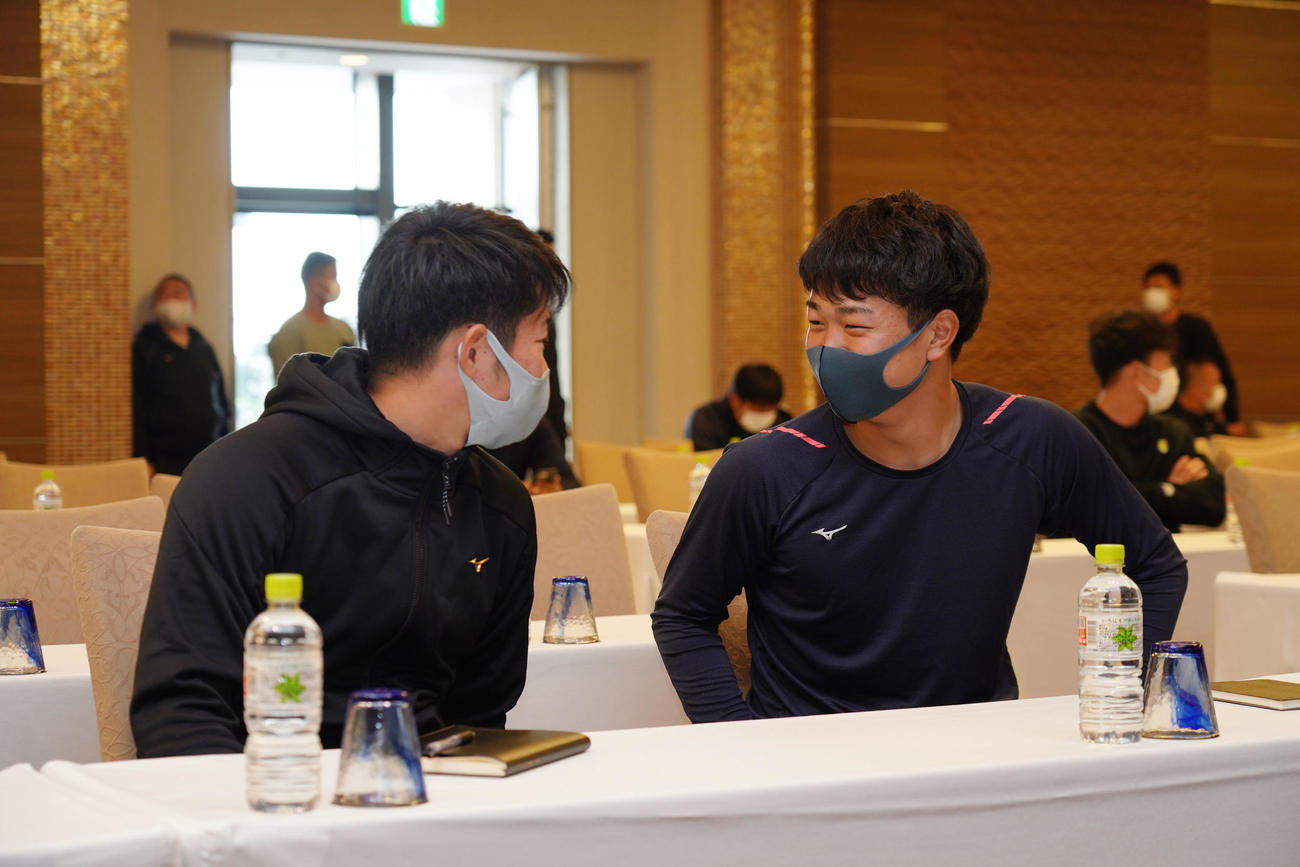 全体ミーティングに臨む森博人（左）と高橋宏斗（右）（球団提供）