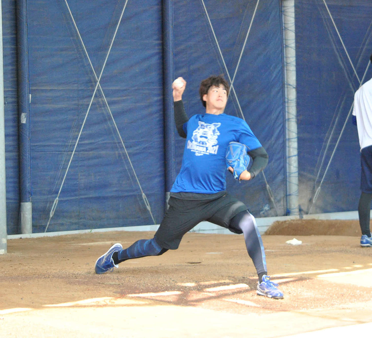 ブルペンで捕手を座らせ投球練習をする中日梅津（撮影・伊東大介）