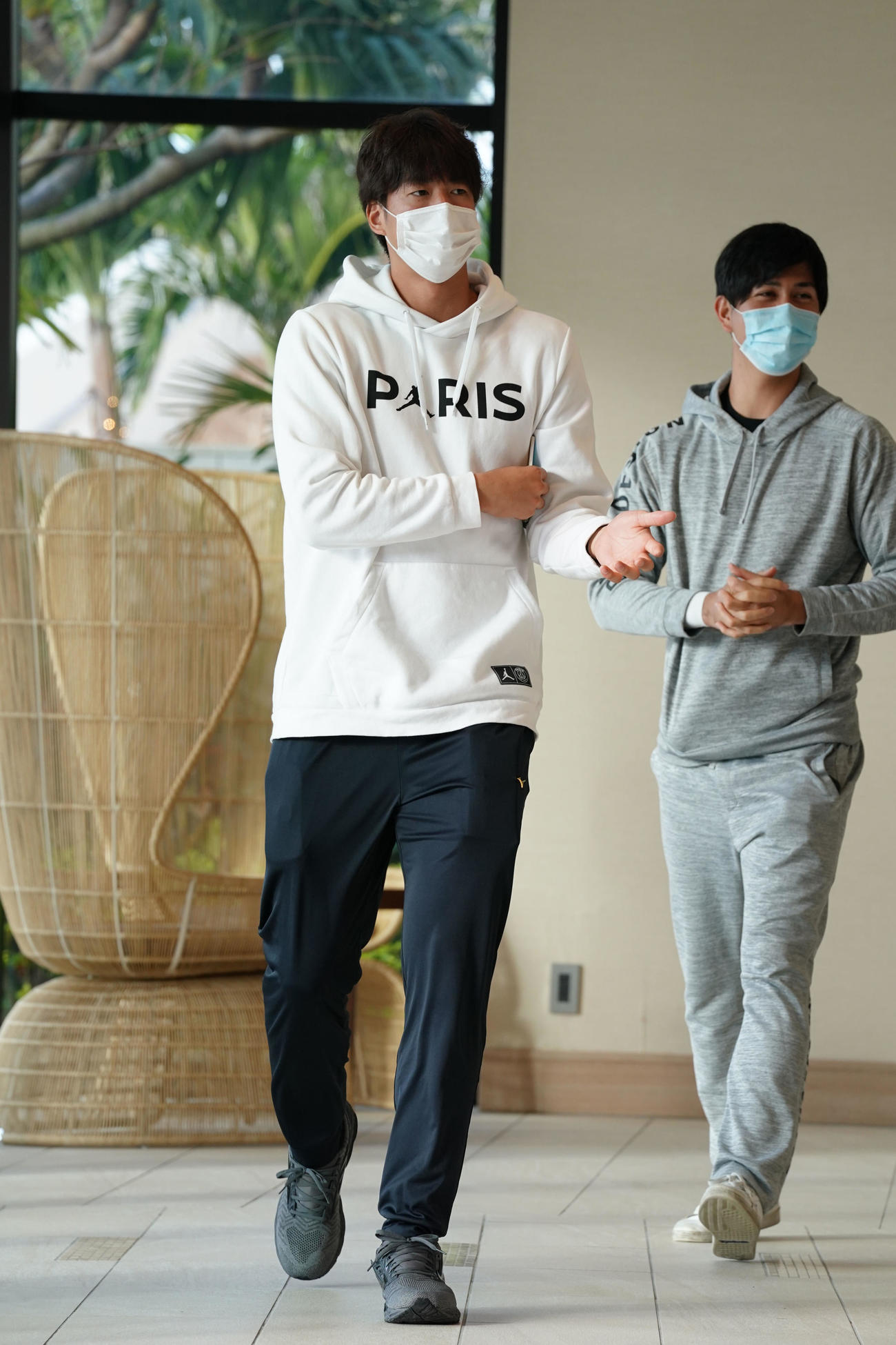 全体ミーティングに参加する梅津（手前）とマルク（奥）（中日ドラゴンズ球団提供写真）