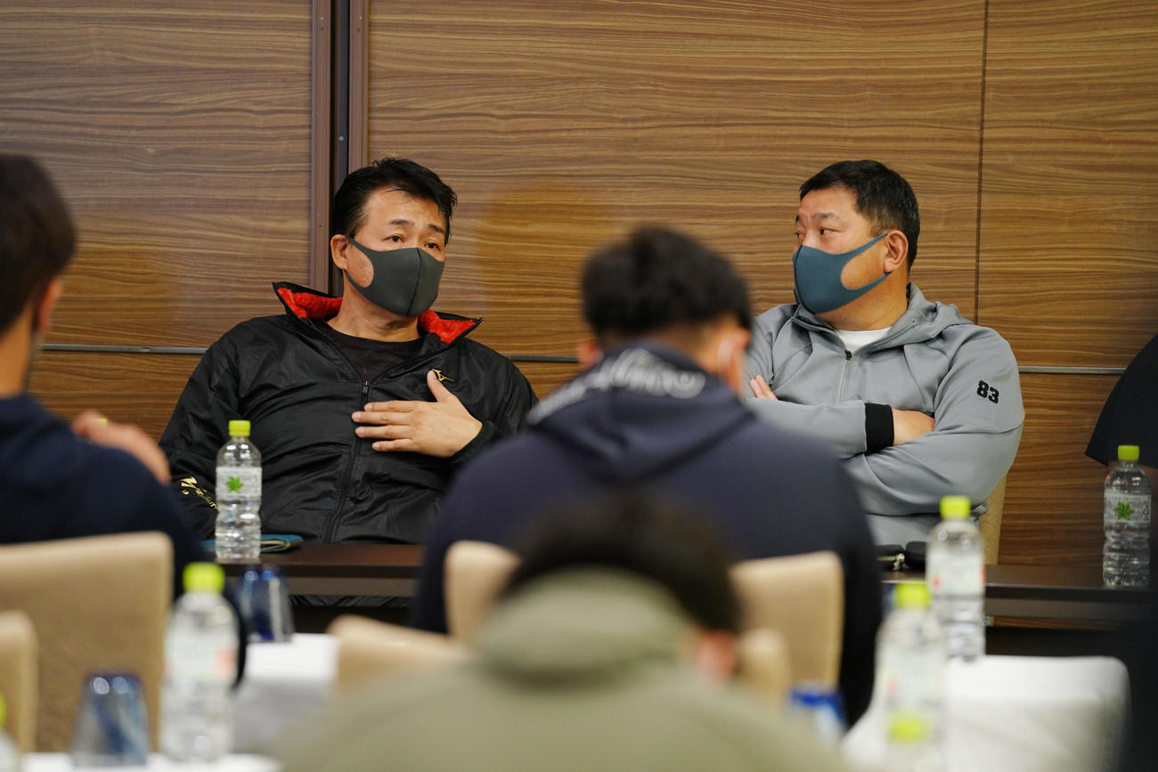 全体ミーティング前に言葉を交わす与田監督と伊東ヘッドコーチ（中日ドラゴンズ球団提供写真）