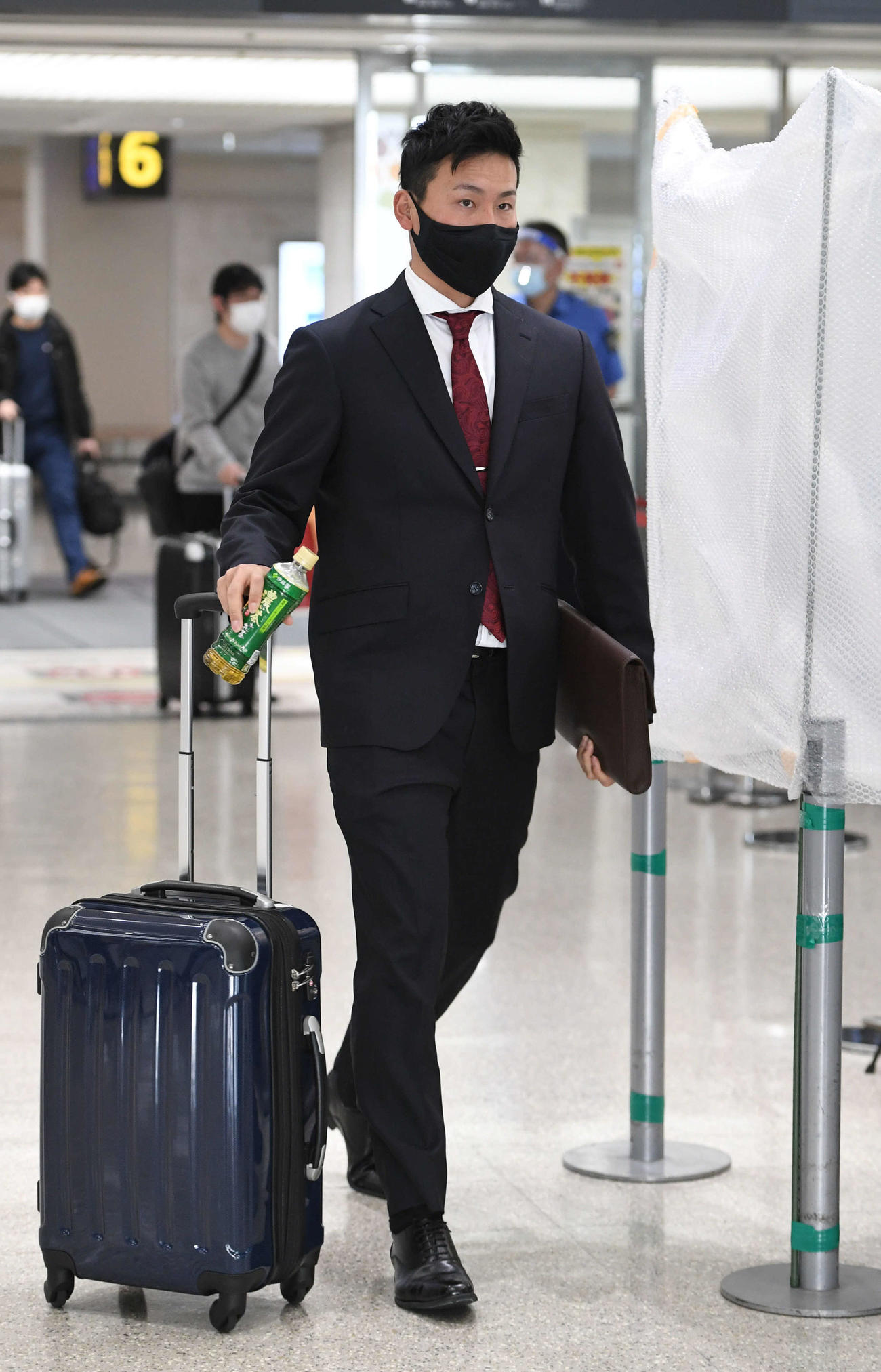 那覇空港に到着したドラフト1位の栗林