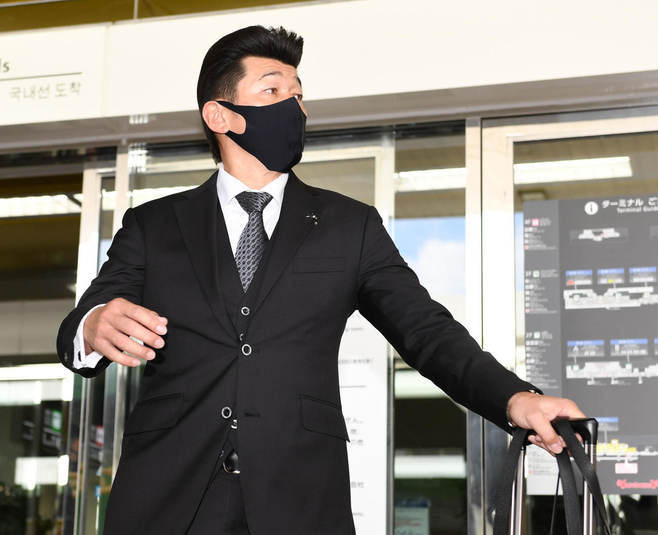 那覇空港に到着したDeNA三浦監督（撮影・横山健太）