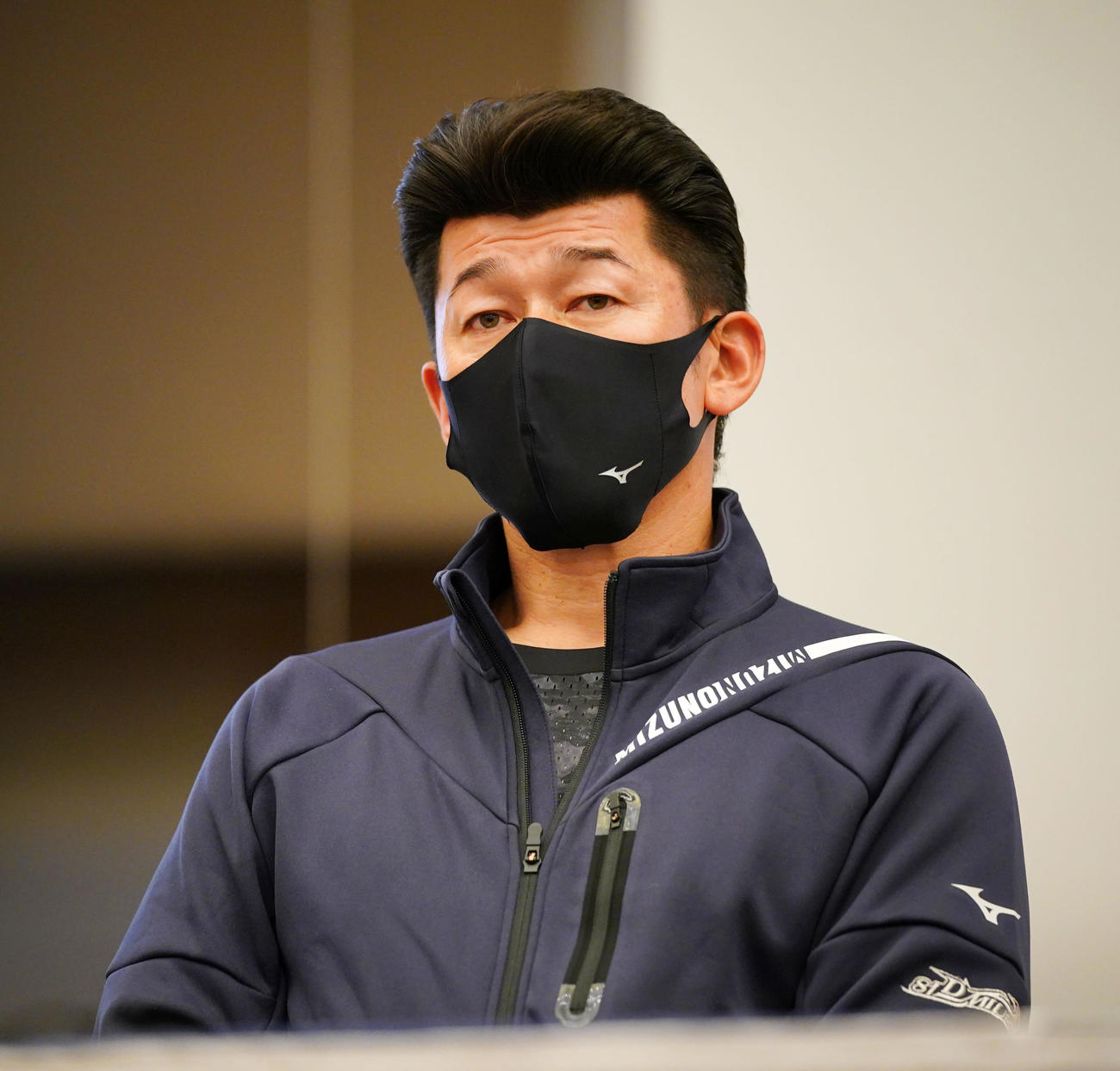 宿舎でミーティングに参加するDeNA三浦監督（球団提供）