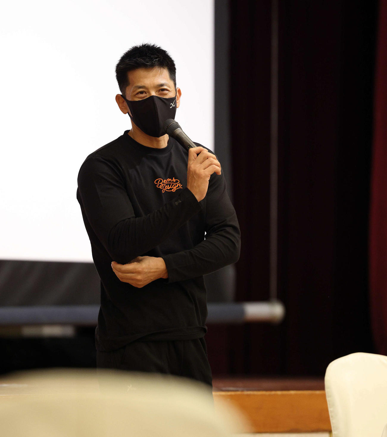 1軍全体ミーティングで選手に話をする阪神矢野監督（球団提供）