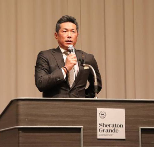キャンプを前にナインの前で話をする小久保ヘッドコーチ（球団提供）