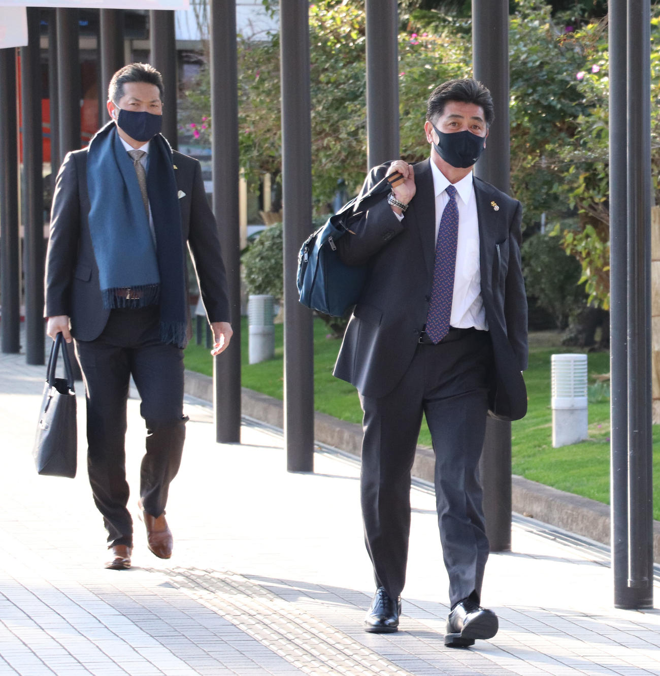 春季キャンプのため宮崎入りしたソフトバンク工藤監督（右）と小久保ヘッドコーチ（後方）（球団提供）