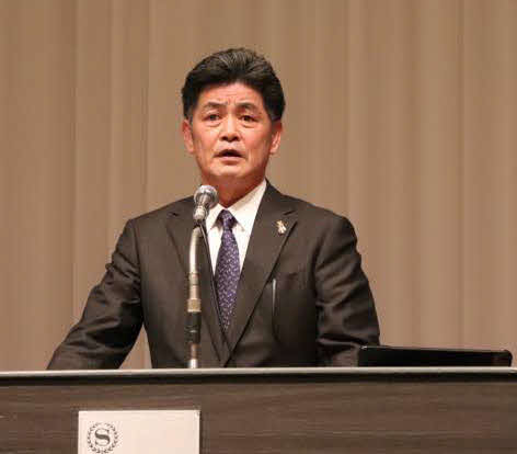 キャンプを前にナインの前で話をするソフトバンク工藤監督（球団提供）