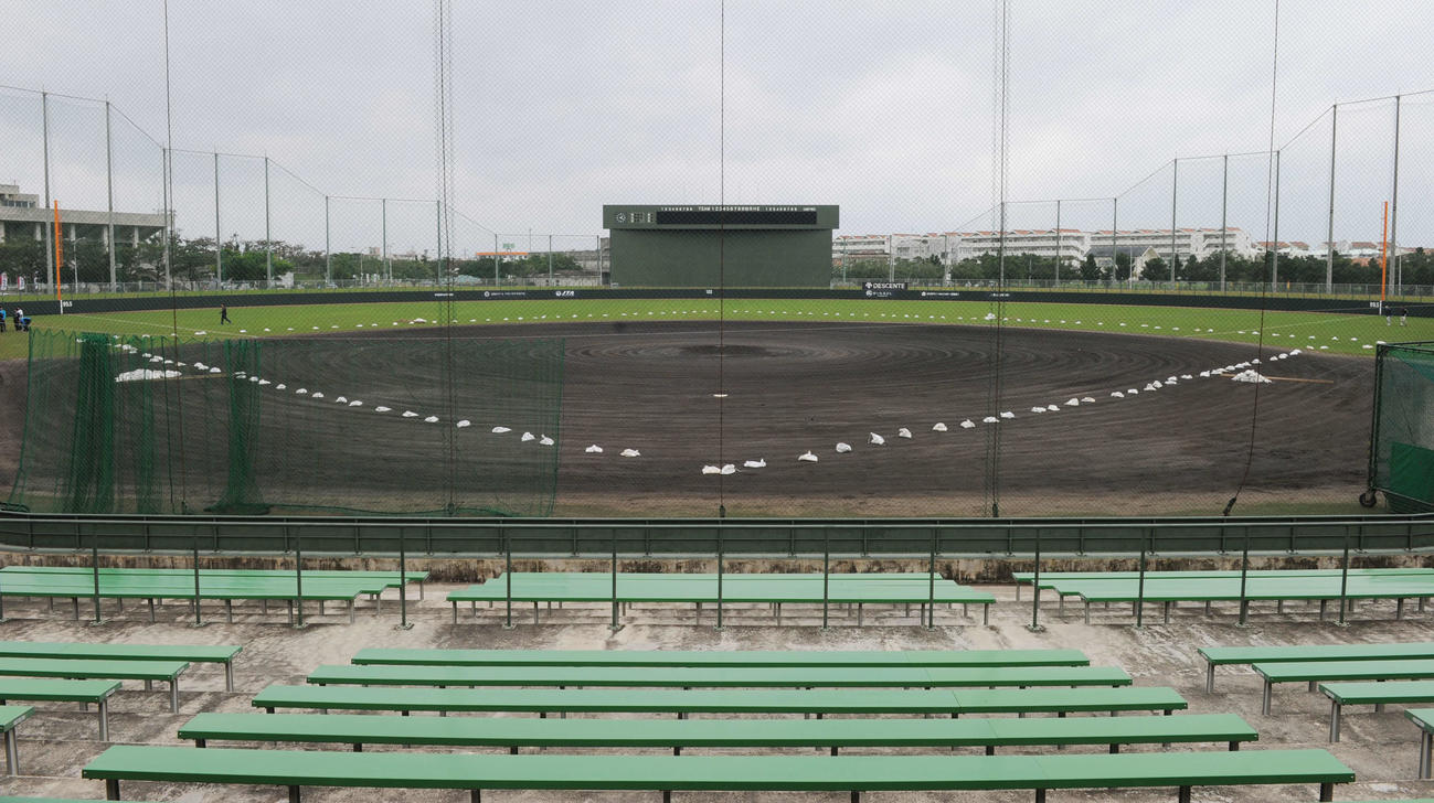 ロッテが春季キャンプで使用する石垣市中央運動公園野球場の全景