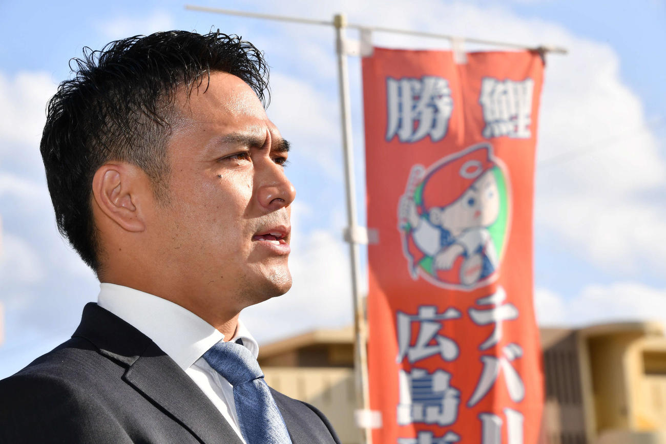 宿舎でインタビューに応じる田中広輔