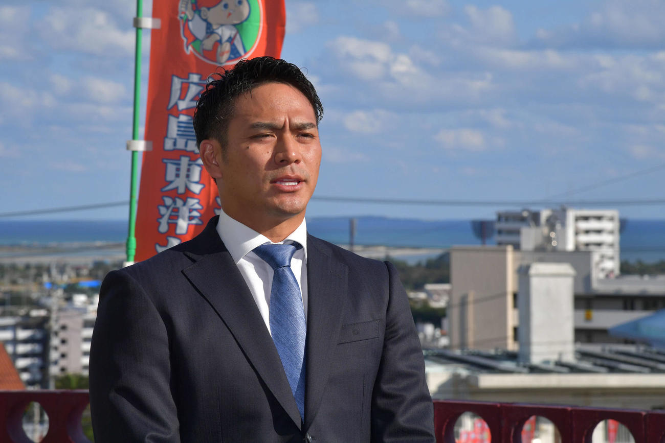 プロ野球広島沖縄キャンプ　宿舎でインタビューに応じる田中広輔