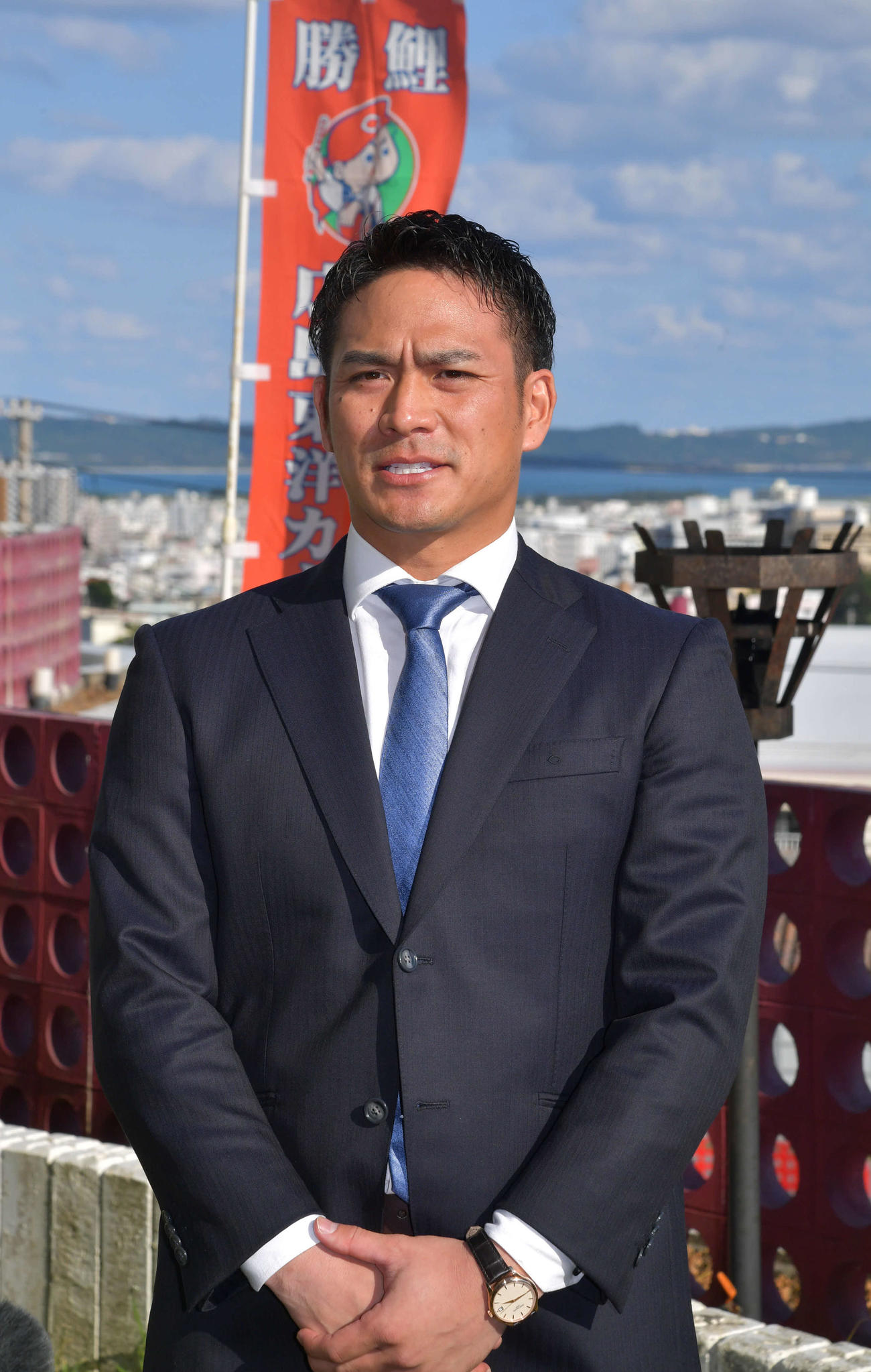 宿舎でインタビューに応じる田中広輔