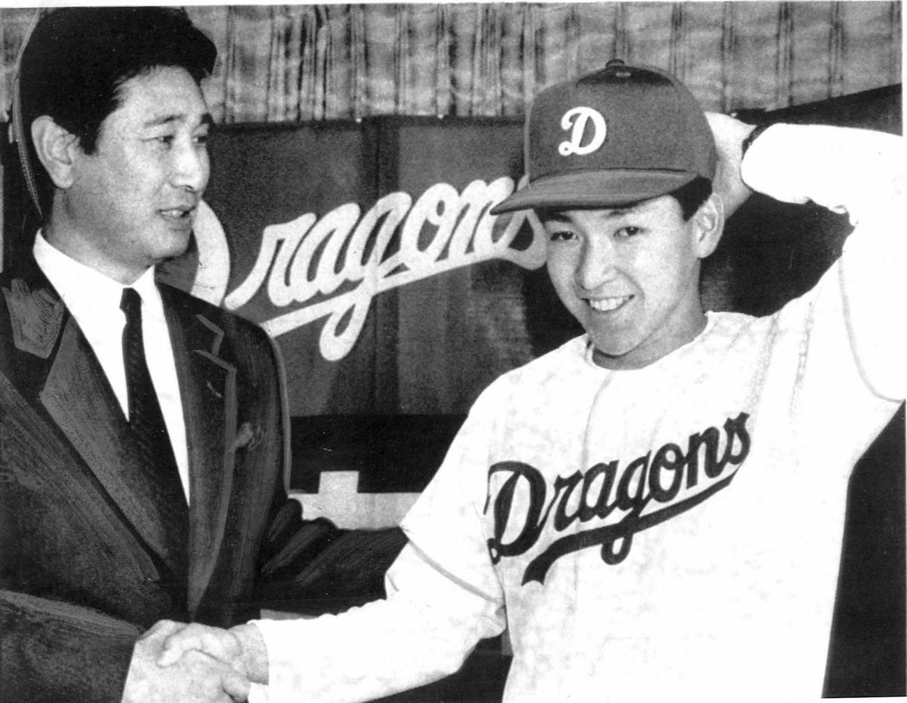 87年、星野監督とがっちり握手を交わす立浪
