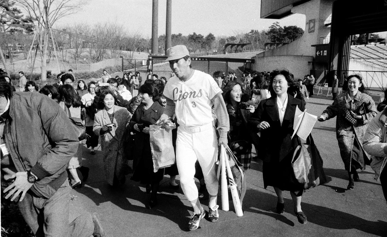 86年2月、春季キャンプで女性ファンに追いかけられながら引きあげる清原