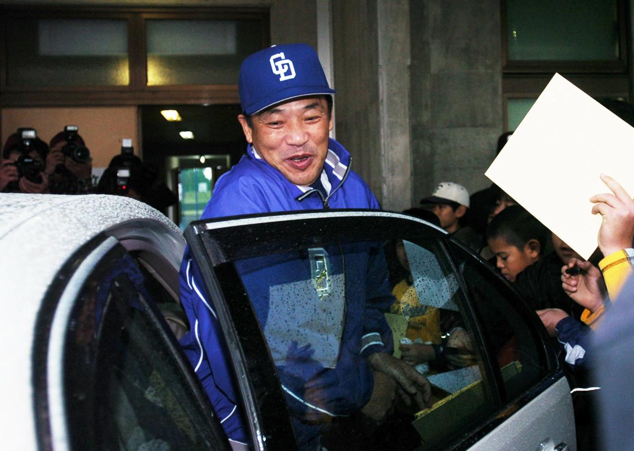 04年2月、紅白戦での選手の動きにご満悦だった落合監督は上機嫌で引き揚げる