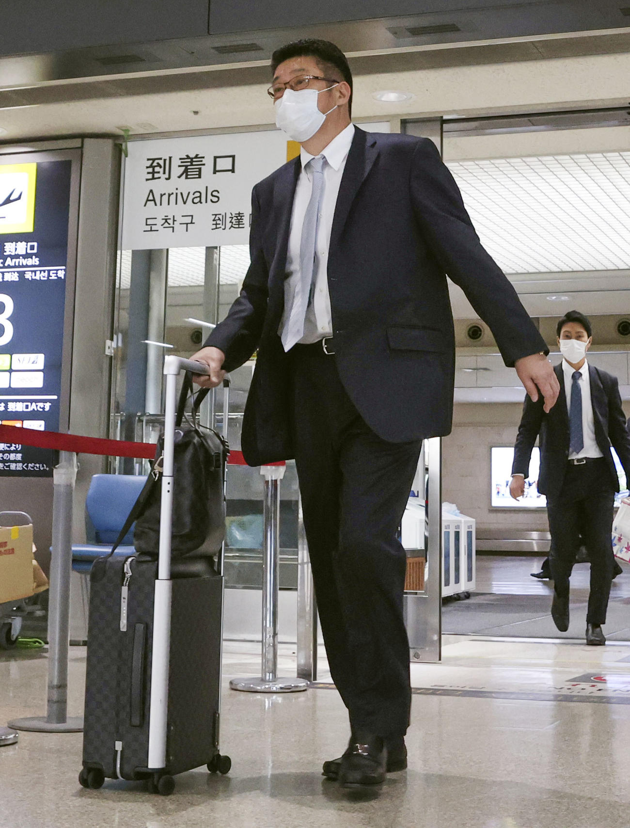 那覇空港に到着した広島佐々岡監督（共同）
