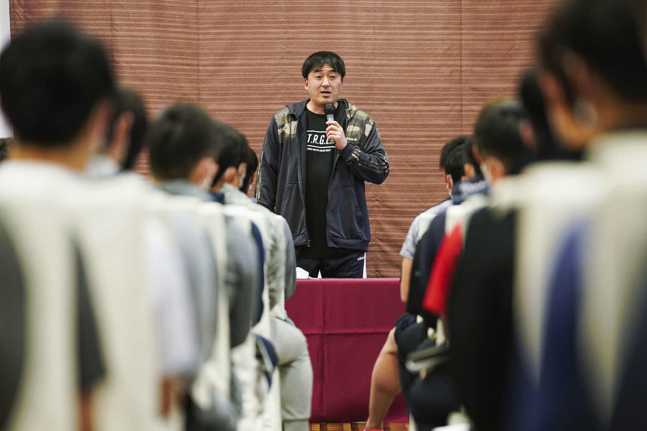 全体ミーティングであいさつする楽天石井GM兼監督（球団提供）