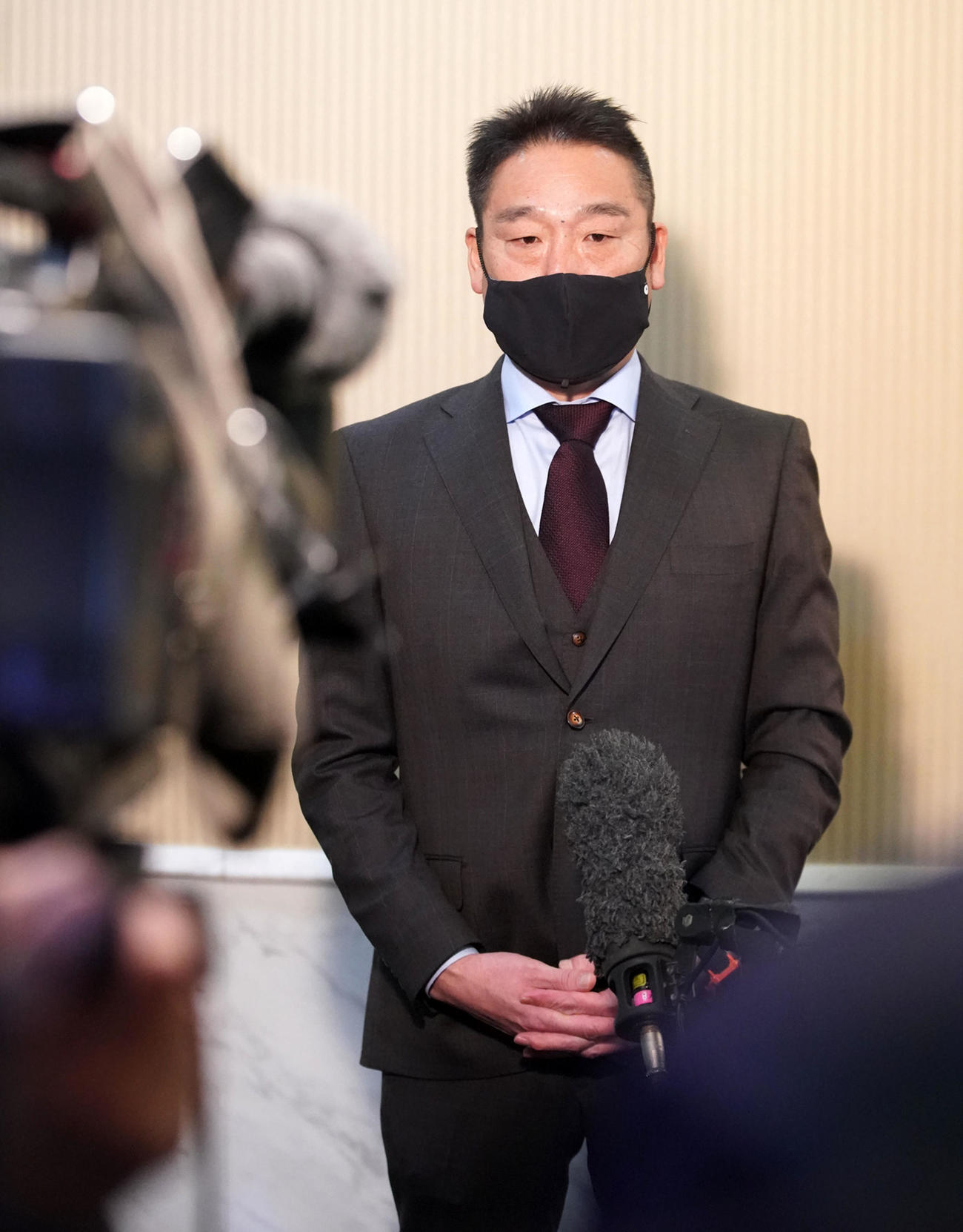 今日からのキャンプを前に記者の質問に答えるオリックス中嶋監督