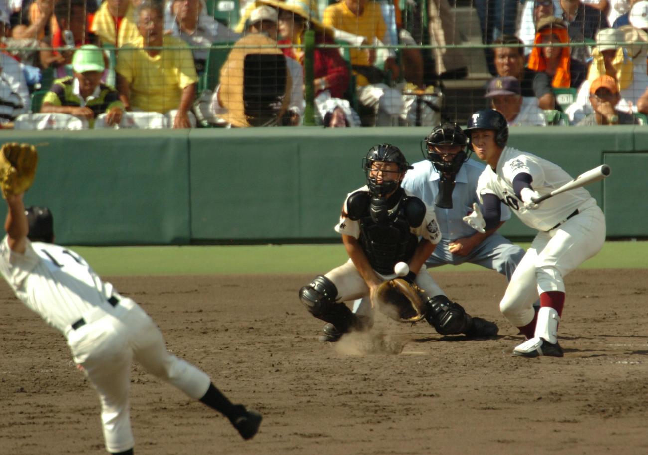 05年8月19日第87回全国高校野球選手権大会・準決勝　駒大苫小牧・田中の前に三振に倒れる大阪桐蔭・中田