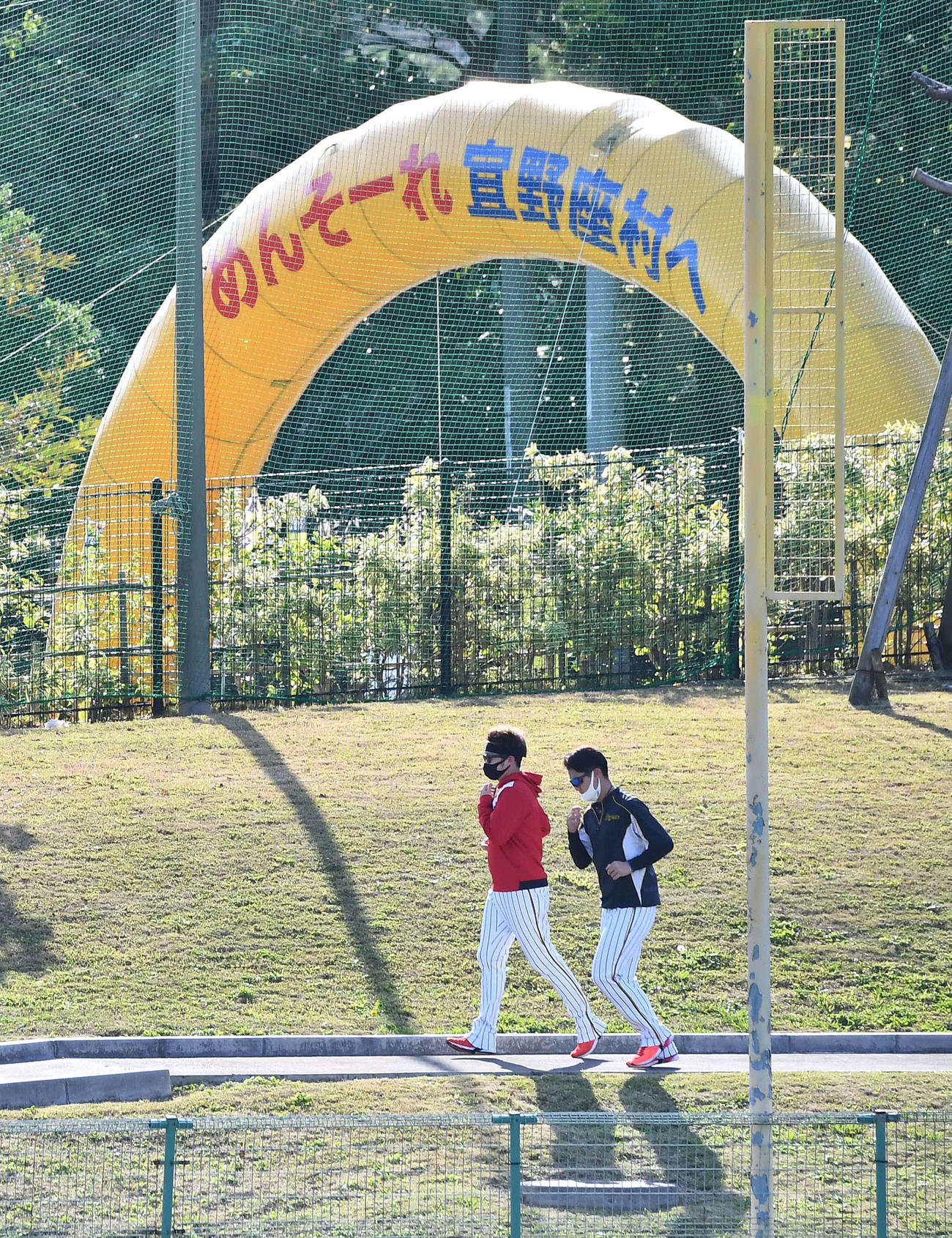 外野をランニングする阪神西勇輝（左）と西純矢（撮影・上田博志）