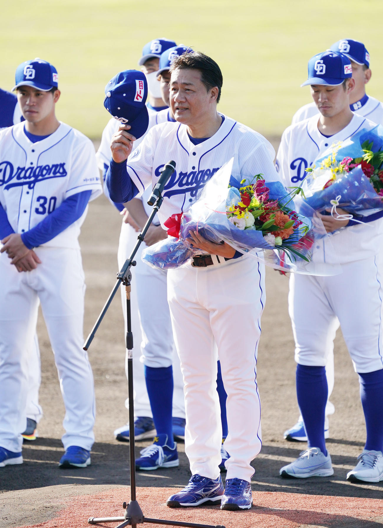 キャンプ開始前、無観客で行われたセレモニーであいさつをする与田剛監督（撮影・森本幸一）