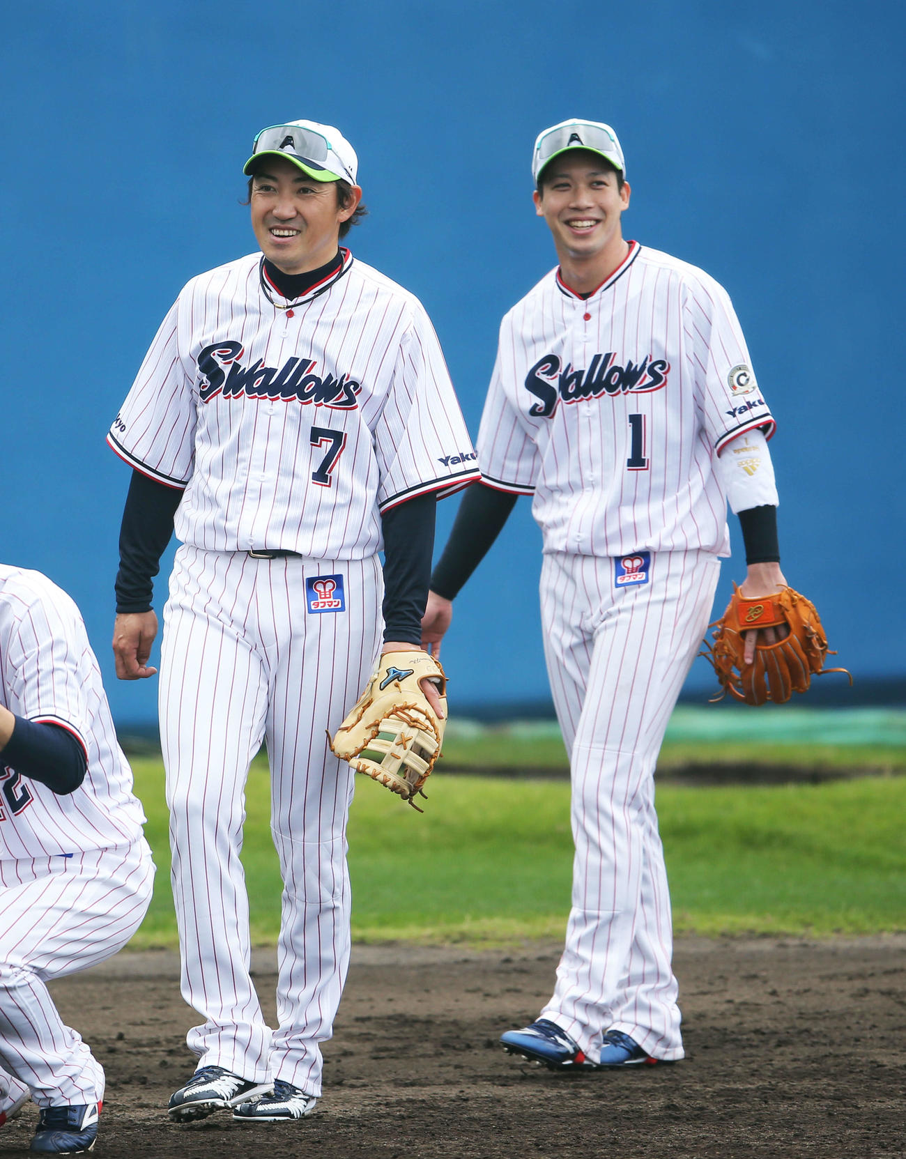 ユニホーム姿のヤクルト内川（左）と山田（撮影・河田真司）