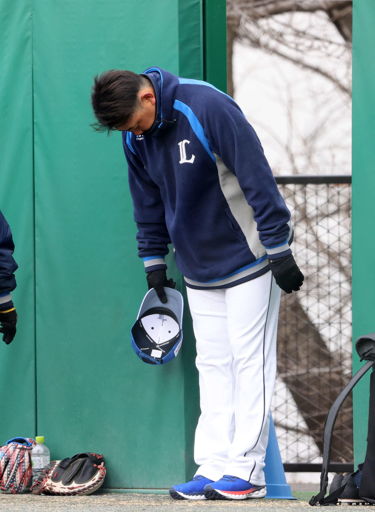 球場を引き揚げる西武松坂（撮影・鈴木正人）