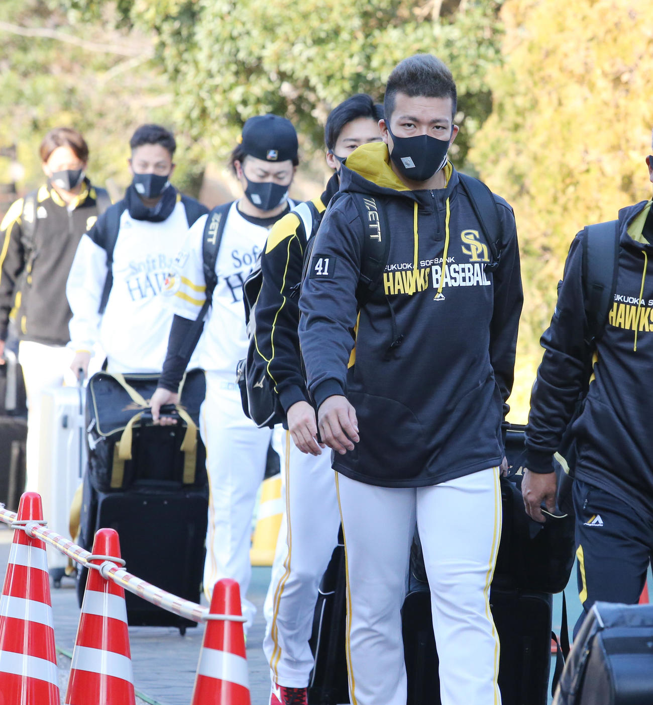 キャンプ地に到着したソフトバンク千賀滉大ら（撮影・菊川光一）