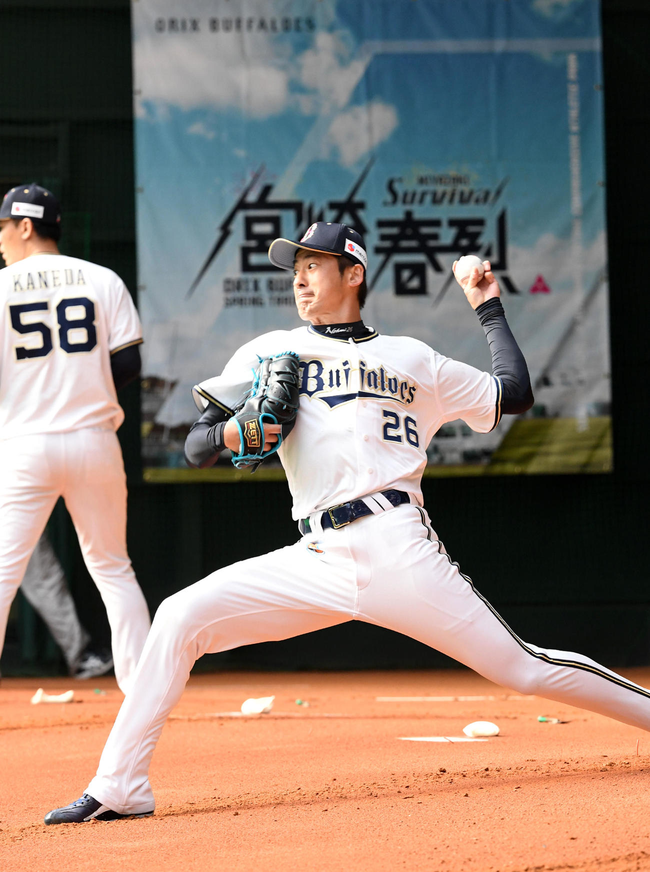 ブルペンで投球練習を行うオリックス能見（撮影・前岡正明）