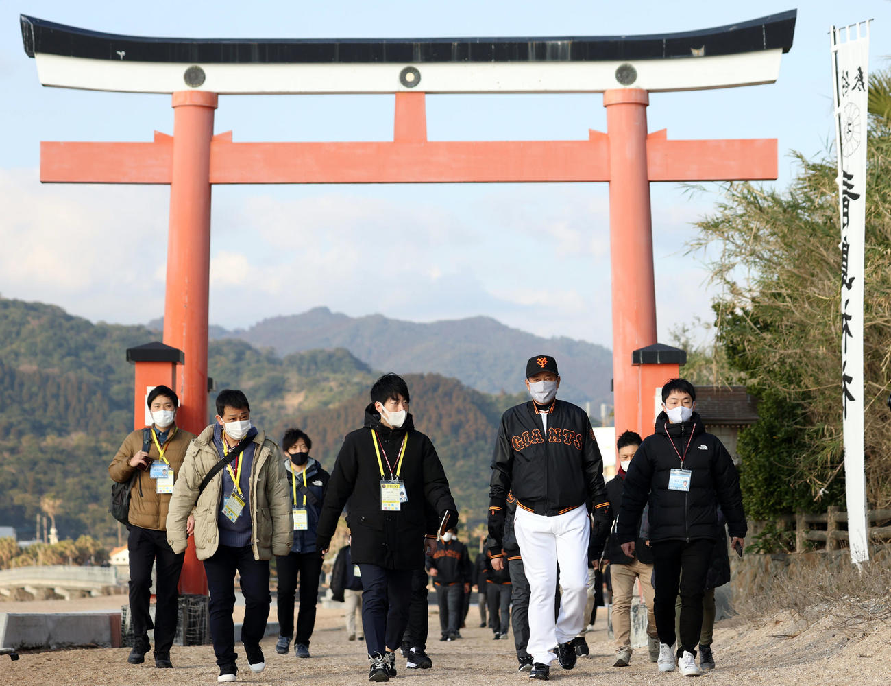 キャンプイン前に青島神社を参拝する原監督（右から2人目）（撮影・狩俣裕三）