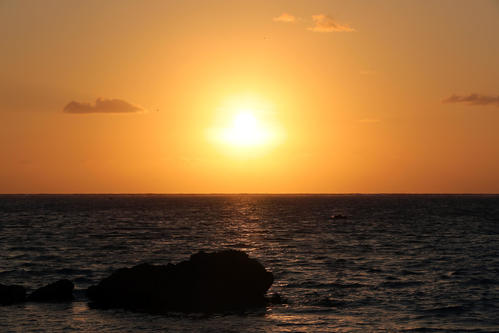 ロッテのキャンプ地・石垣島。白保海岸では日の出が明るく照らす（撮影・垰建太）