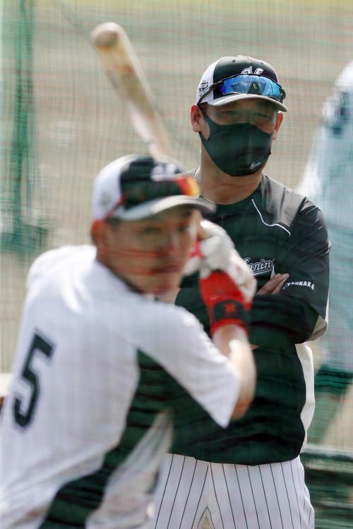 ロッテ松中臨時コーチ（後方）は安田の打撃練習を見つめる（撮影・垰建太）