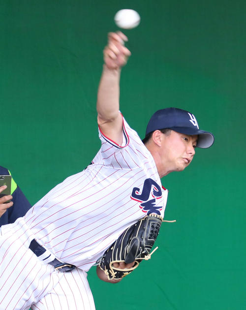 ブルペン投球するヤクルトのドラフト1位・木沢（撮影・河田真司）