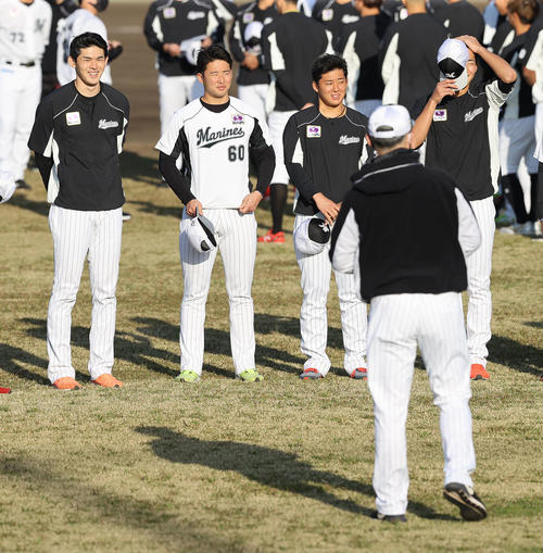 練習前、吉井投手コーチ（手前）の言葉に笑顔を見せるロッテ佐々木朗（左）、横山（中央）、鈴木（撮影・垰建太）