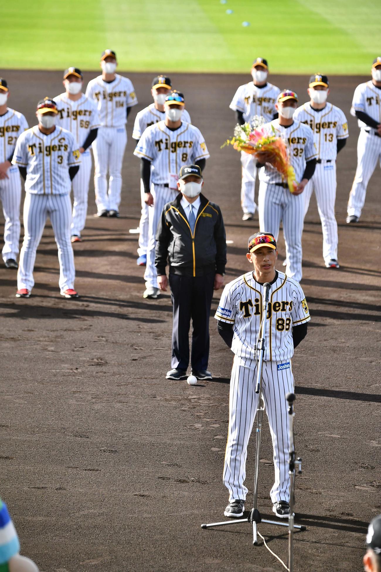 セレモニーであいさつする矢野燿大監督（撮影・上田博志）