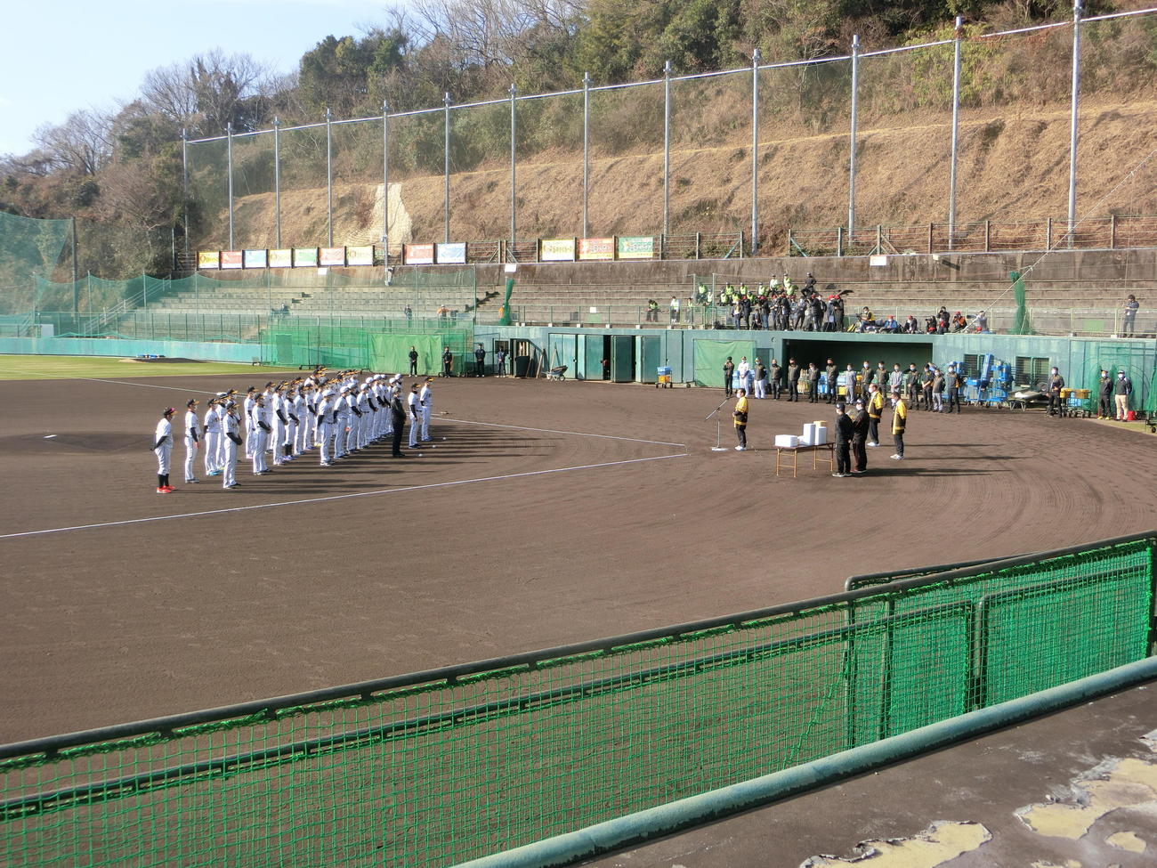 2軍春季キャンプが初日を迎え、横山安芸市長が歓迎のあいさつを行った