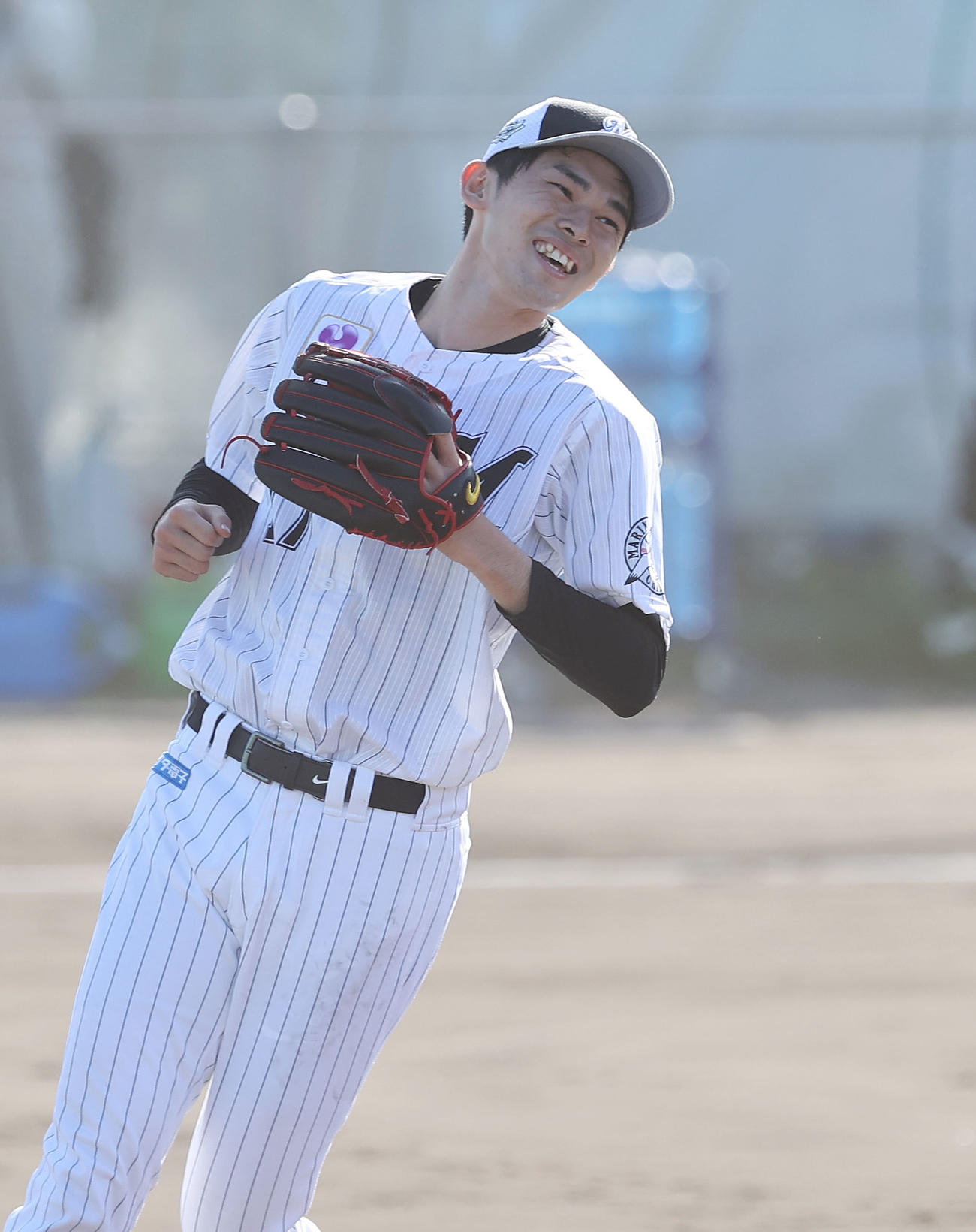 投内連係で笑顔を見せるロッテ佐々木朗（撮影・垰建太）