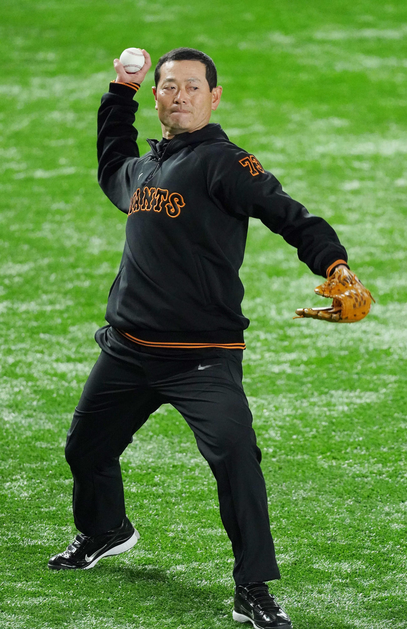 キャッチボールする巨人桑田投手チーフコーチ補佐（撮影・鈴木みどり）