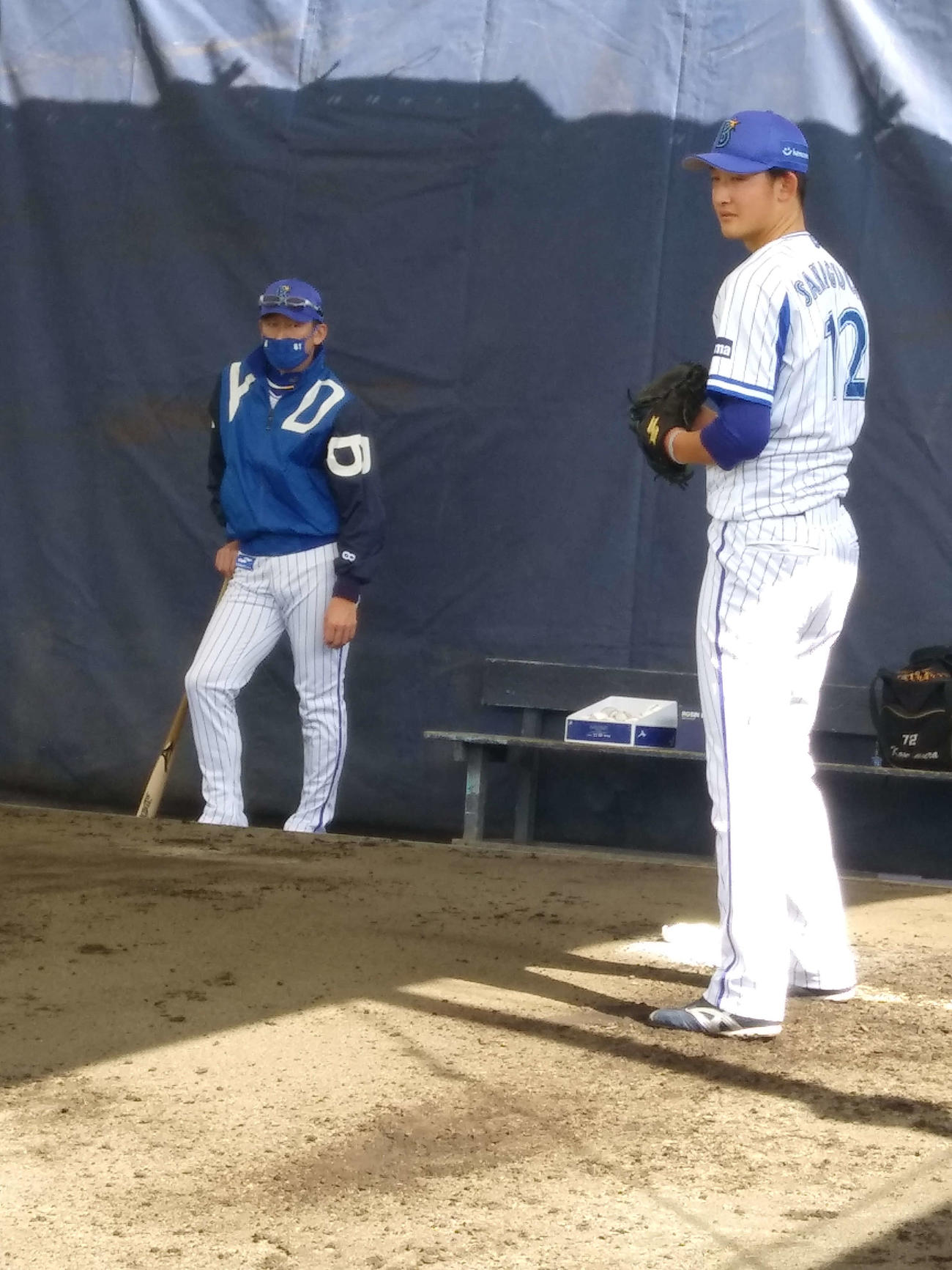 DeNA宜野湾キャンプ。ブルペンで阪口（右）の投球に熱視線を送る三浦監督（撮影・斎藤直樹）