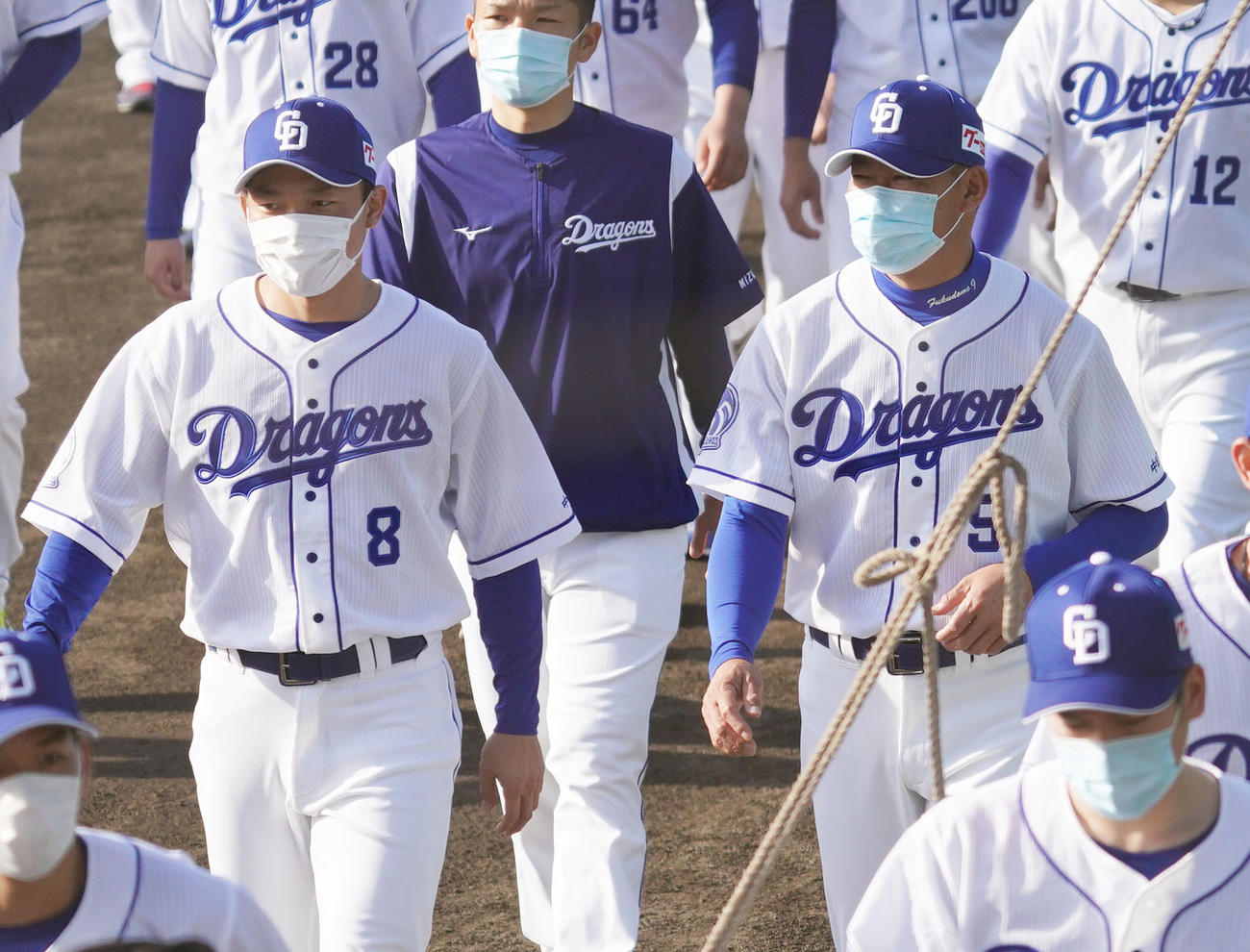 キャンプ開始前、チーム写真撮影のため一軍キャンプ地に姿を見せた福留孝介（右）左は大島洋平（撮影・森本幸一）