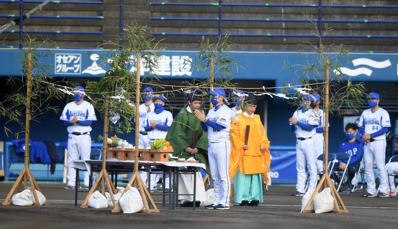 安全・天候祈願をするDeNA三浦監督（撮影・横山健太）