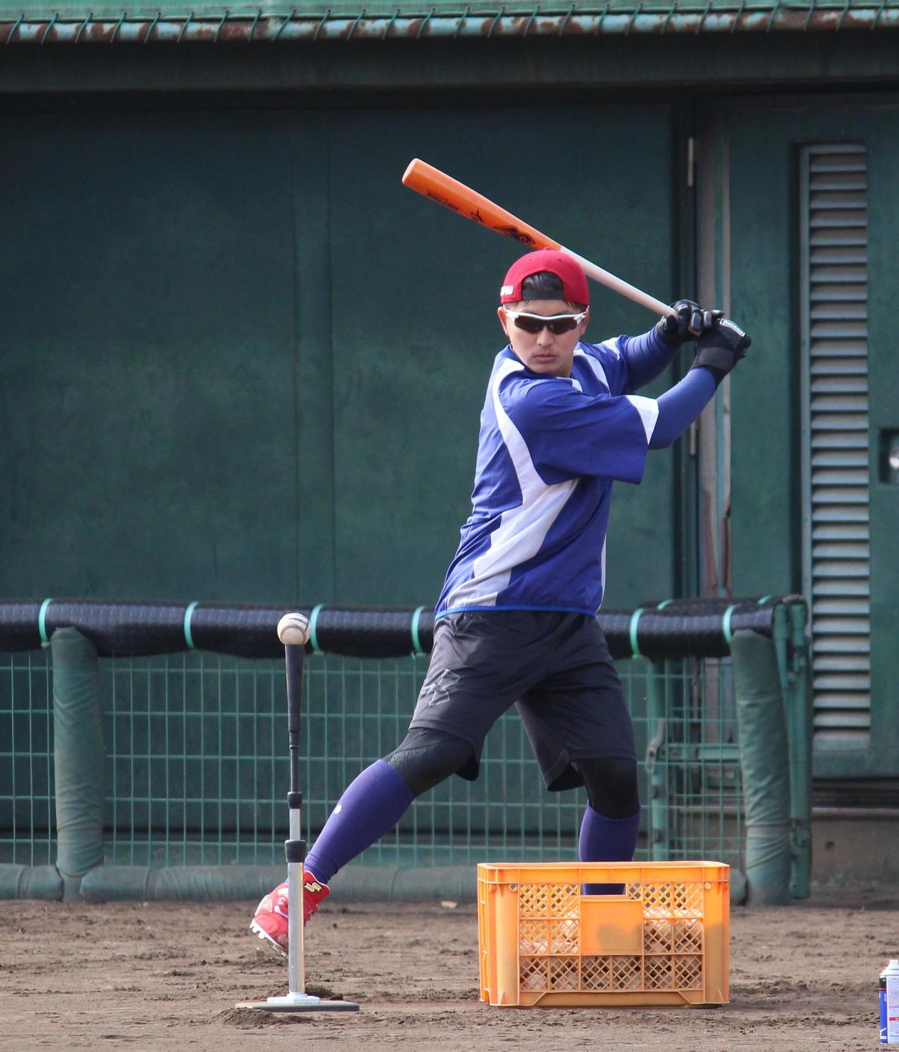 ロングティーに取り組むBC・埼玉の宮之原外野手（撮影・保坂恭子）