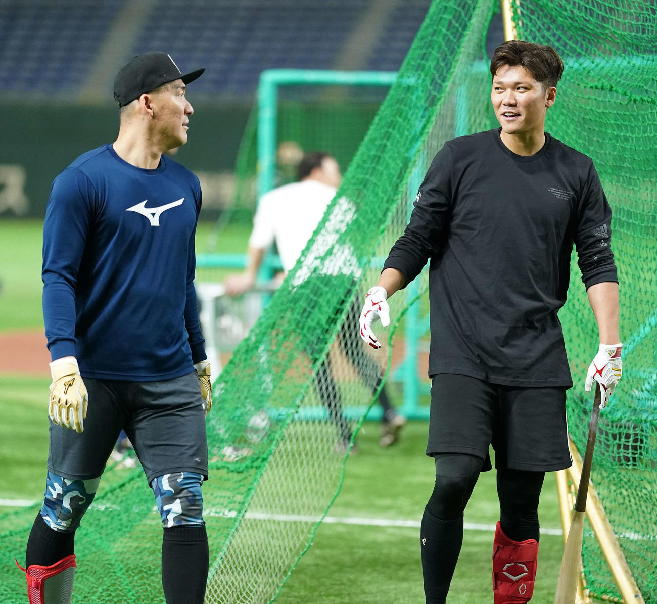 巨人S班キャンプ中、梶谷（左）と話す坂本（撮影・江口和貴）