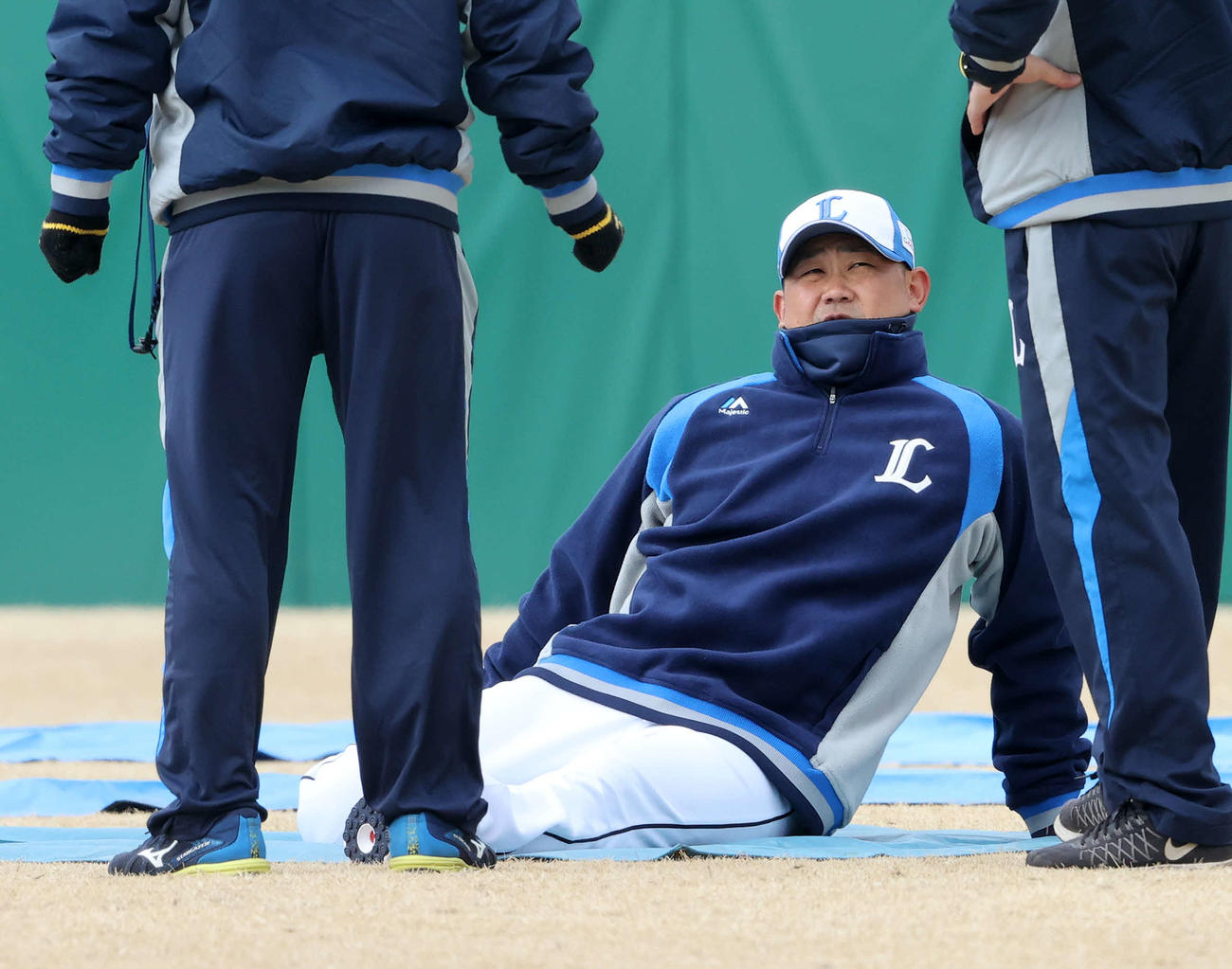 ストレッチする西武松坂（撮影・鈴木正人）