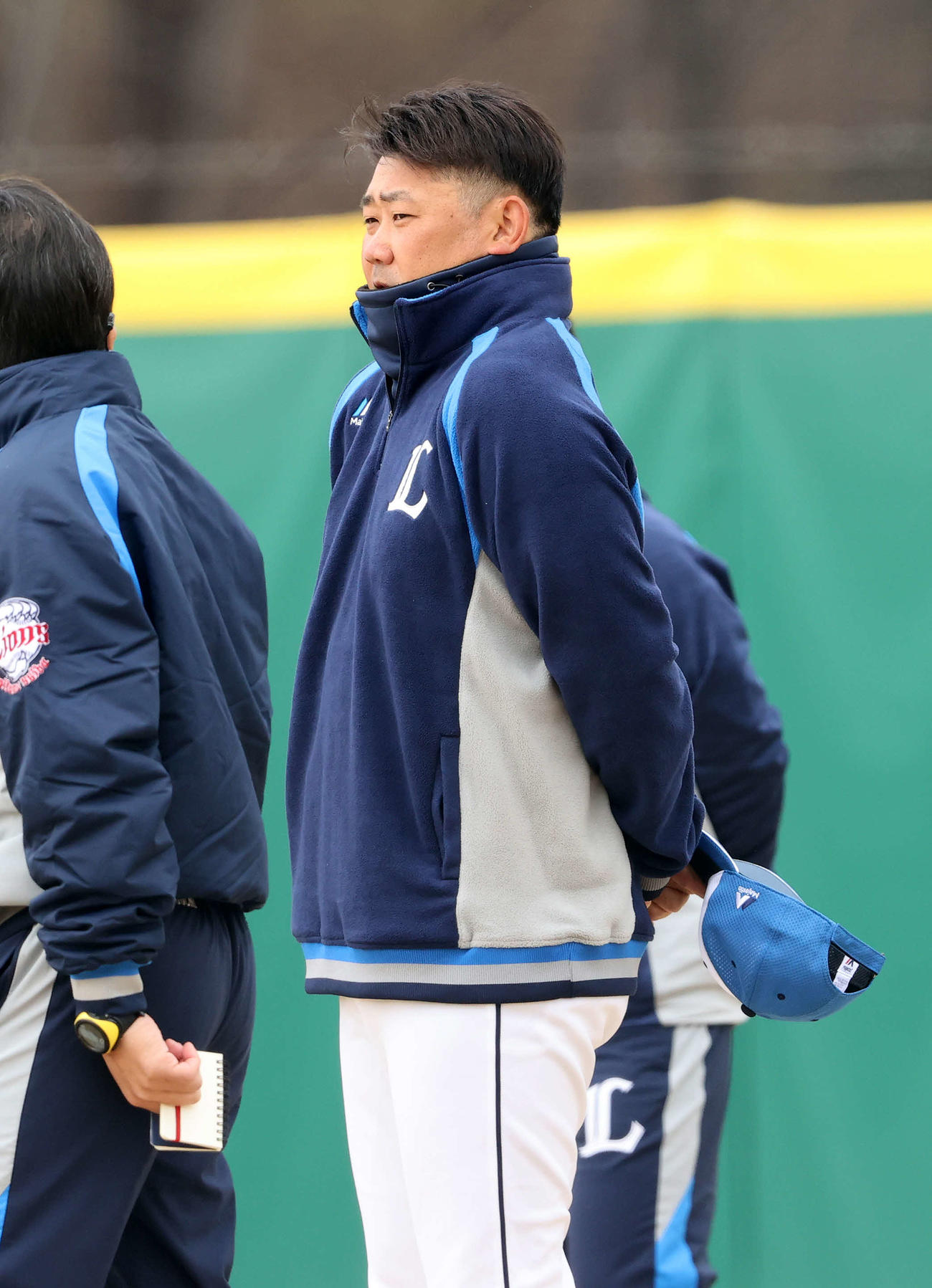 練習前、集合する西武松坂（撮影・鈴木正人）