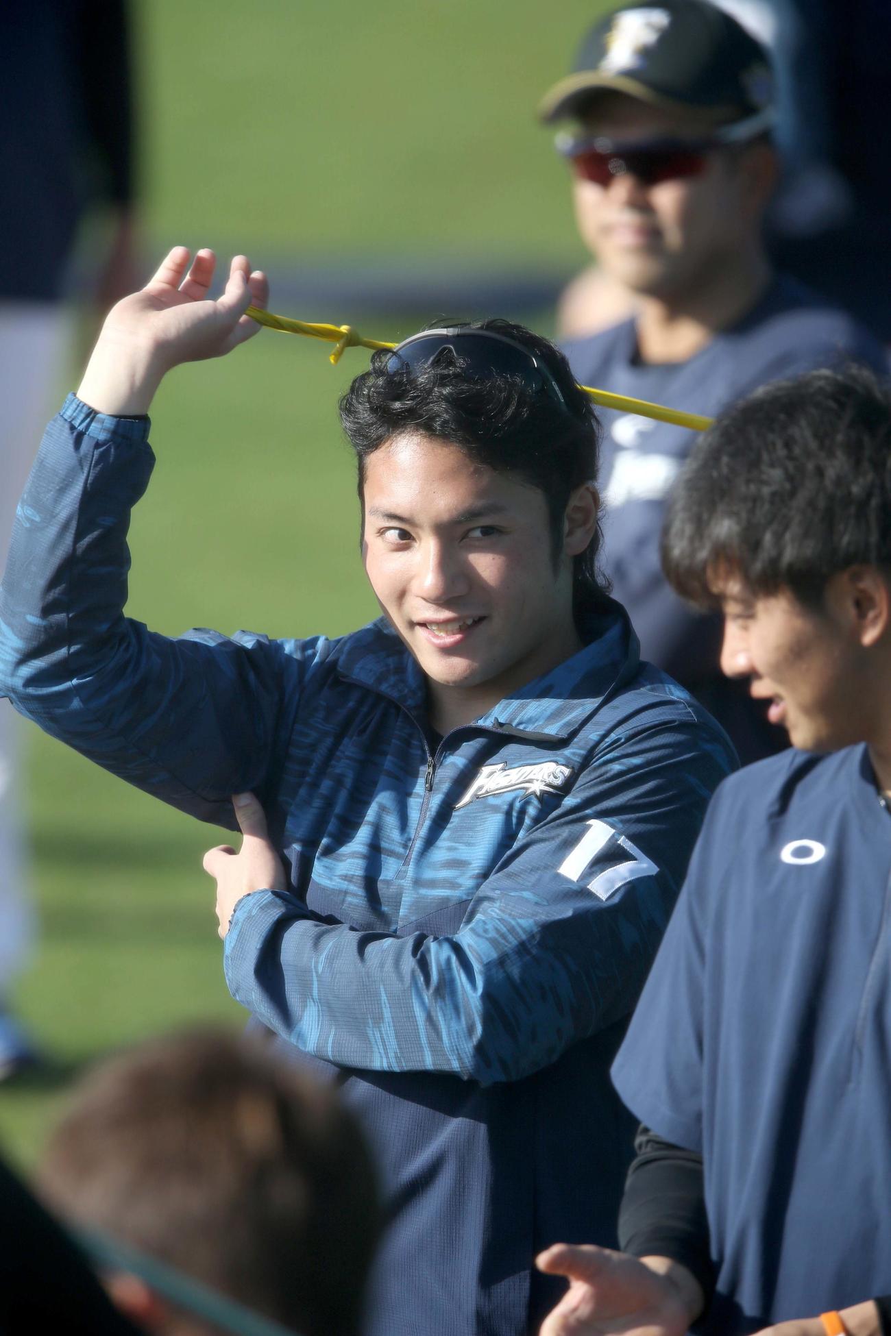 日本ハム伊藤は古川（右手前）と談笑する（撮影・佐藤翔太）