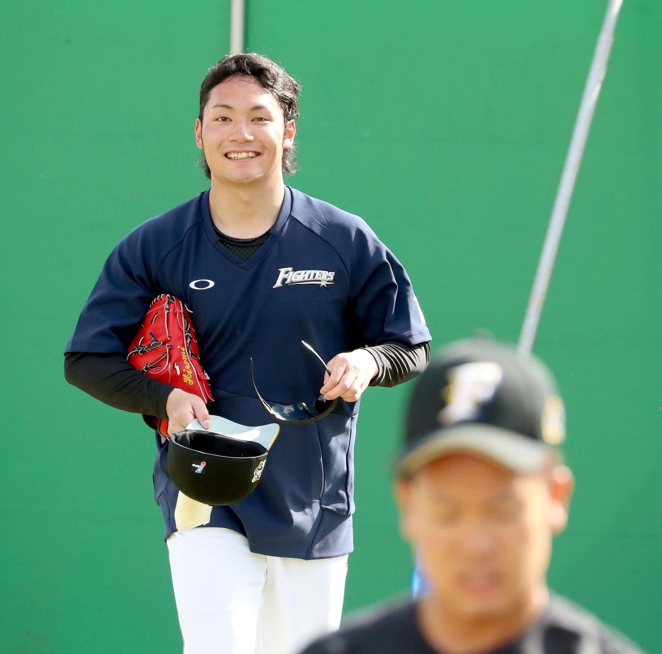 キャッチボールを終え笑顔を見せる日本ハムドラフト1位の伊藤（撮影・佐藤翔太）