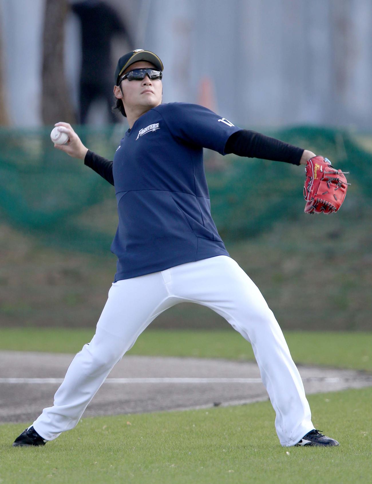 キャッチボールをする日本ハムドラフト1位の伊藤（撮影・佐藤翔太）