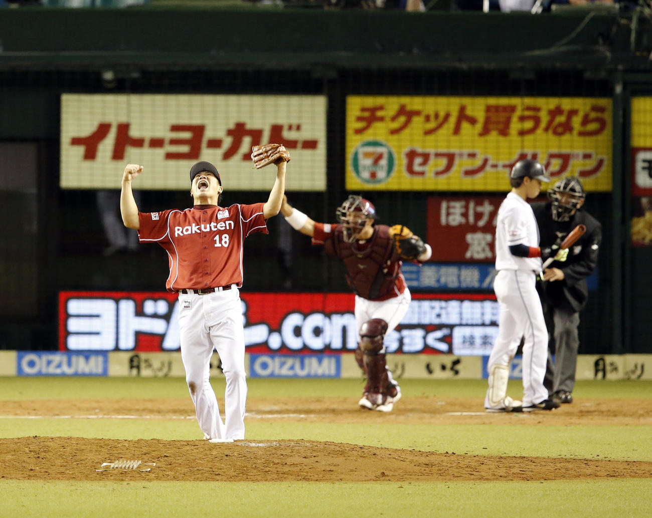 13年9月、浅村（右）から三振を奪いガッツポーズの田中将大